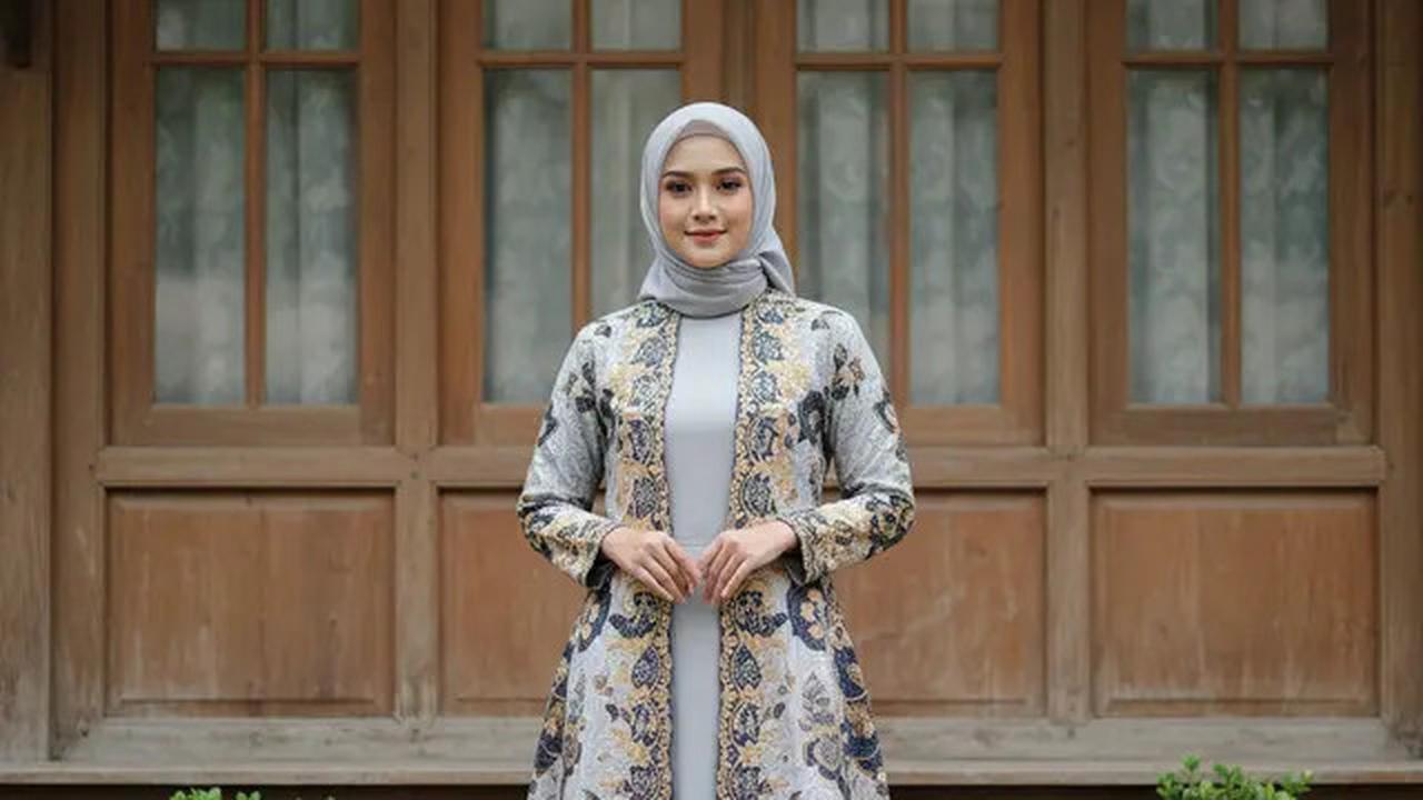12 Model Outer Batik Panjang dengan Dress Polos untuk Kondangan Outdoor 2025, Elegan dan Nyaman Dipakai