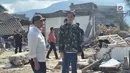 Presiden Joko Widodo (Jokowi) didampingi Menteri Koordinator Bidang Politik, Hukum,dan Keamanan Wiranto meninjau lokasi reruntuhan bangunan akibat gempa dan tsunami di Kota Palu, Sulawesi Tengah, Minggu (30/9). (Liputan6.com/Septian Deny)