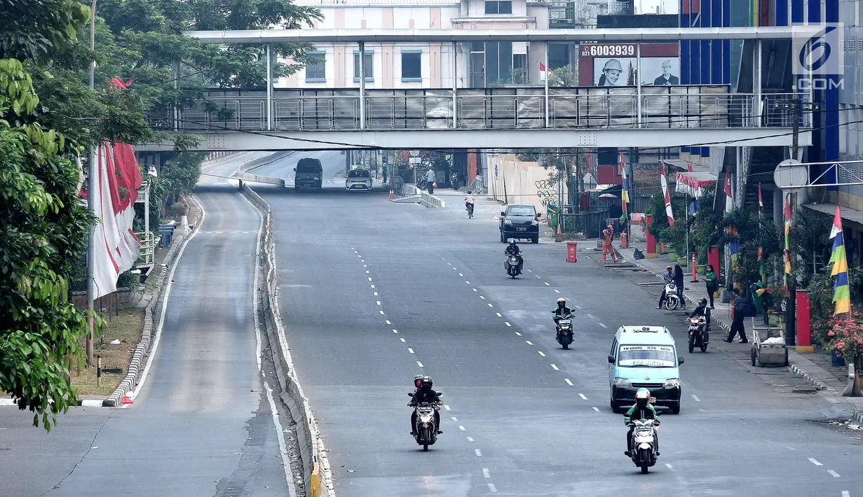 Sejumlah kendaraan melintas di kawasan Glodok Kota, Jakarta, Jumat (1/9). Sesuai ketetepan pemerintah Hari Raya Idul Adha 1438 H pada hari ini merupakan hari libur Nasional dan sejumlah Toko elektronik di Glodok memilih tutup. (Liputan6.com/Helmi Afandi)