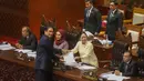 Menteri Keuangan Purbaya Yudhi Sadewa saat menyerahkan berkas pendapat akhir kepada  Ketua DPR RI Puan Maharani pada rapat paripurna pengesahan Undang-Undang Pusat Finansial Internasional Indonesia (PFII) di Kompleks Parlemen, Senayan, Jakarta, Selasa (21/07/2026). (KLY/Arie Basuki)