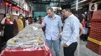 Jusuf Hamka saat membantu panitia menyiapkan hidangan buka puasa yang akan dibagikan kepada warga di Wihara Dharma Bhakti, Jakarta, Rabu (5/4/2023). (merdeka.com/Iqbal S Nugroho)