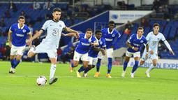 Pemain Chelsea, Jorginho, mencetak gol melalui tendangan penalti ke gawang Brighton and Hove Albion pada laga Premier League di Stadion Amex, Selasa (15/9/2020). The Blues menang dengan skor 3-1. (Glynn Kirk/Pool via AP)