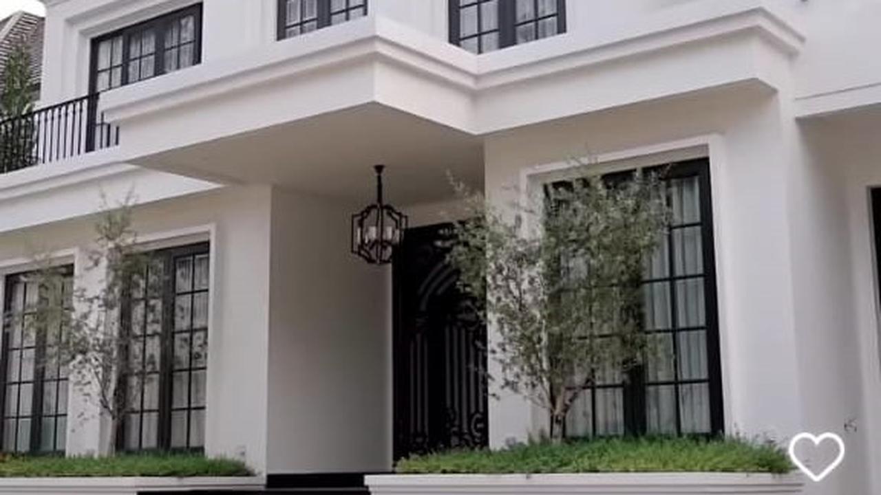 Serba Putih dan Dilengkapi dengan Kolam Renang, Berikut 10 Potret Rumah Nabila Syakieb yang Mewah Bernuansa American Classic