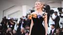 Aktris Australia Cate Blanchett saat tiba untuk pemutaran film 'Tar' pada ajang Venice Film Festival 2022 di Venesia, Italia, 1 September 2022. Cate Blanchett menambahkan kalung berbentuk hati yang mempercantik penampilannya. (Marco BERTORELLO/AFP)
