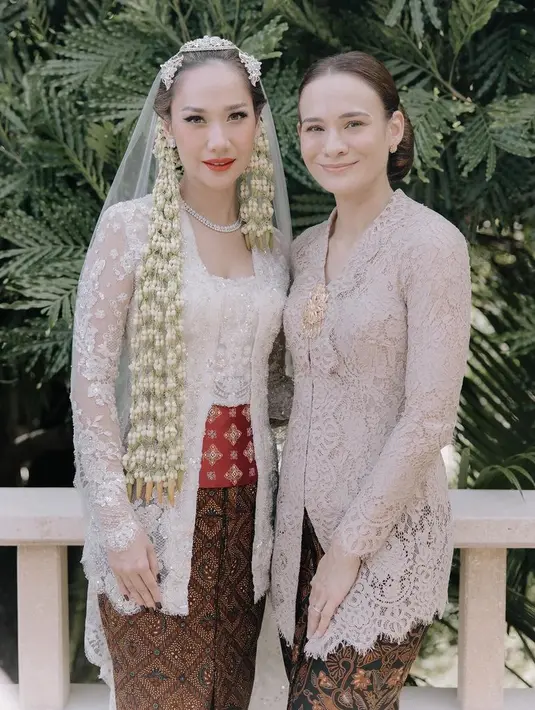 Untuk riasan, ia tampil flawless dengan mengaplikasikan lipstik nude. Dan gaya rambut sanggul klasiknya. [@aishahjennife]