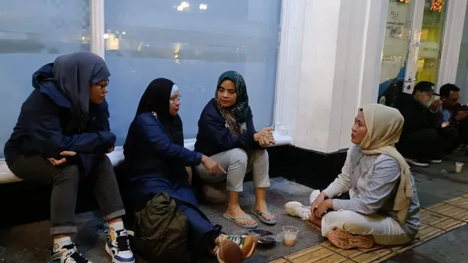 <p>Para wisatawan asal Palembang Sumsel asyik nongkrong di pinggir jalan sembari menikmati kuliner khas di Jalan Braga Bandung Jabar ( / Nefri Inge)</p>