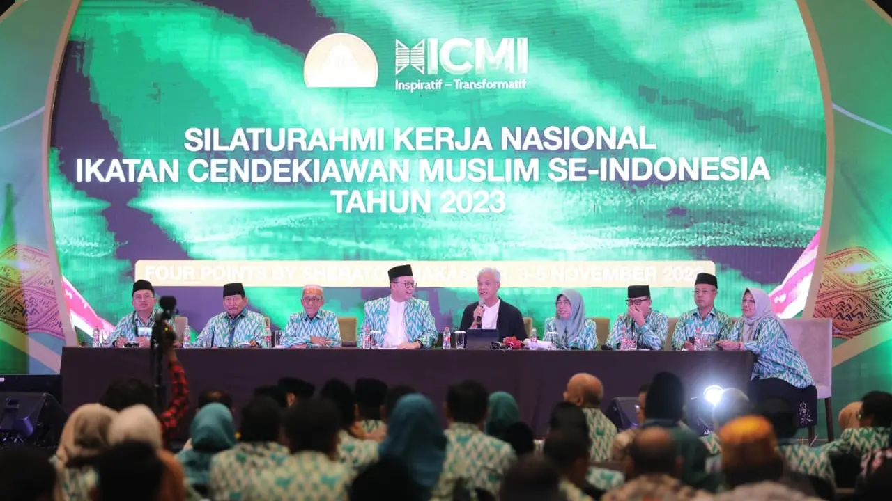 Bakal calon presiden di Pemilu 2024, Ganjar Pranowo hadir dalam acara silaturahmi kerja nasional atau Silaknas Ikatan Cendekiawan Muslim Indonesia (ICMI) di Makassar.