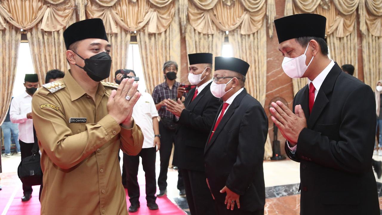 Eri Cahyadi melantik pengurus Baznas Surabaya. (Dian Kurniawan/Liputan6.com)