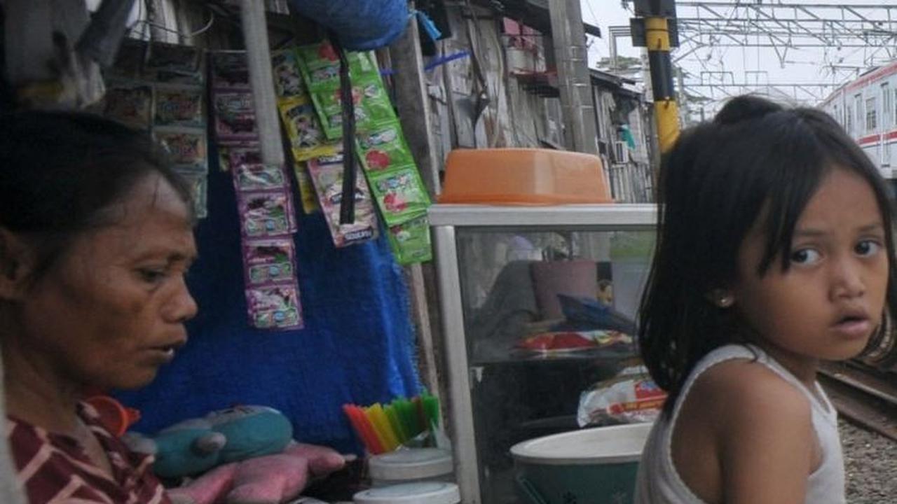 Ibu Amina membuka warung kecil yang selalu ramai oleh anak-anak yang jajan di tempatnya.&nbsp;Foto: merdeka.com / Imam Buhori<br>