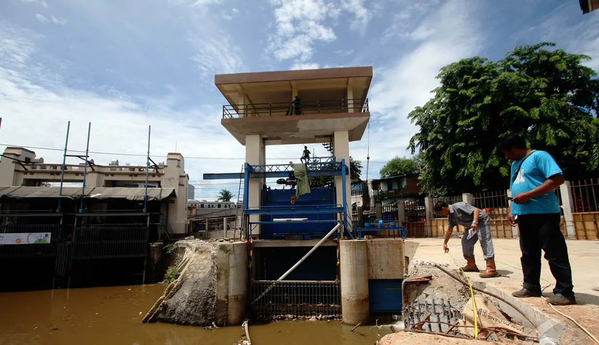 Pekerja menyelesaikan pembangunan pintu pompa air Manggarai yang memasuki tahap akhir, Jakarta, Senin (29/12/2014). (Liputan6.com/Faizal Fanani)