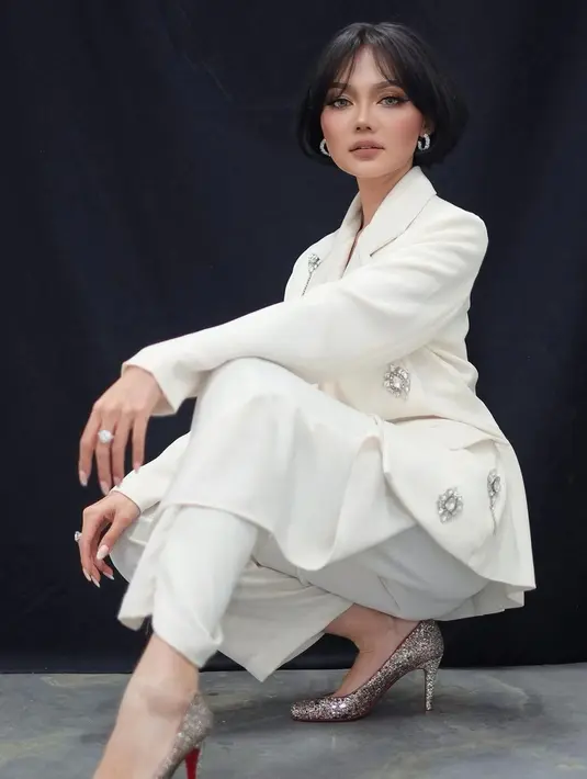 Kali ini dari foto seluruh tubuh pun Rina Nose terlihat luar biasa cantik. Kembali dengan makeup bold elegan bernuansa kecokelatan yang lembut, Rina Nose berhasil menonjolkan area terbaik di wajahnya, yaitu bibir dan mata yang tajam. [Foto: Instagram/rinanose16]