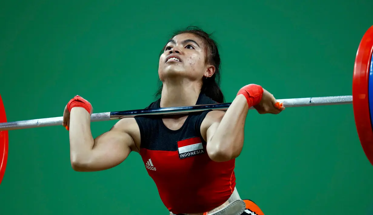 Lifter putri Indonesia, Sri Wahyuni Agustiani saat tampil di kelas 48 kilogram pada Olimpiade 2016, Brasil, Minggu (7/8). Sri berhasil meraih medali perak, meski berstatus sebagai atlet debutan di ajang Olimpiade. (REUTERS)