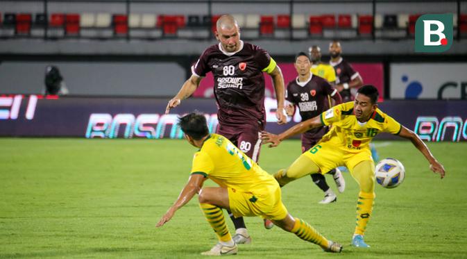 Gelandang PSM Makassar Wiljan Pluim dikepung dua pemain Kedah Darul Aman dalam semifinal Piala AFC 2022 di Stadion Kapten I Wayan Dipta. (Bola.com/Maheswara putra)