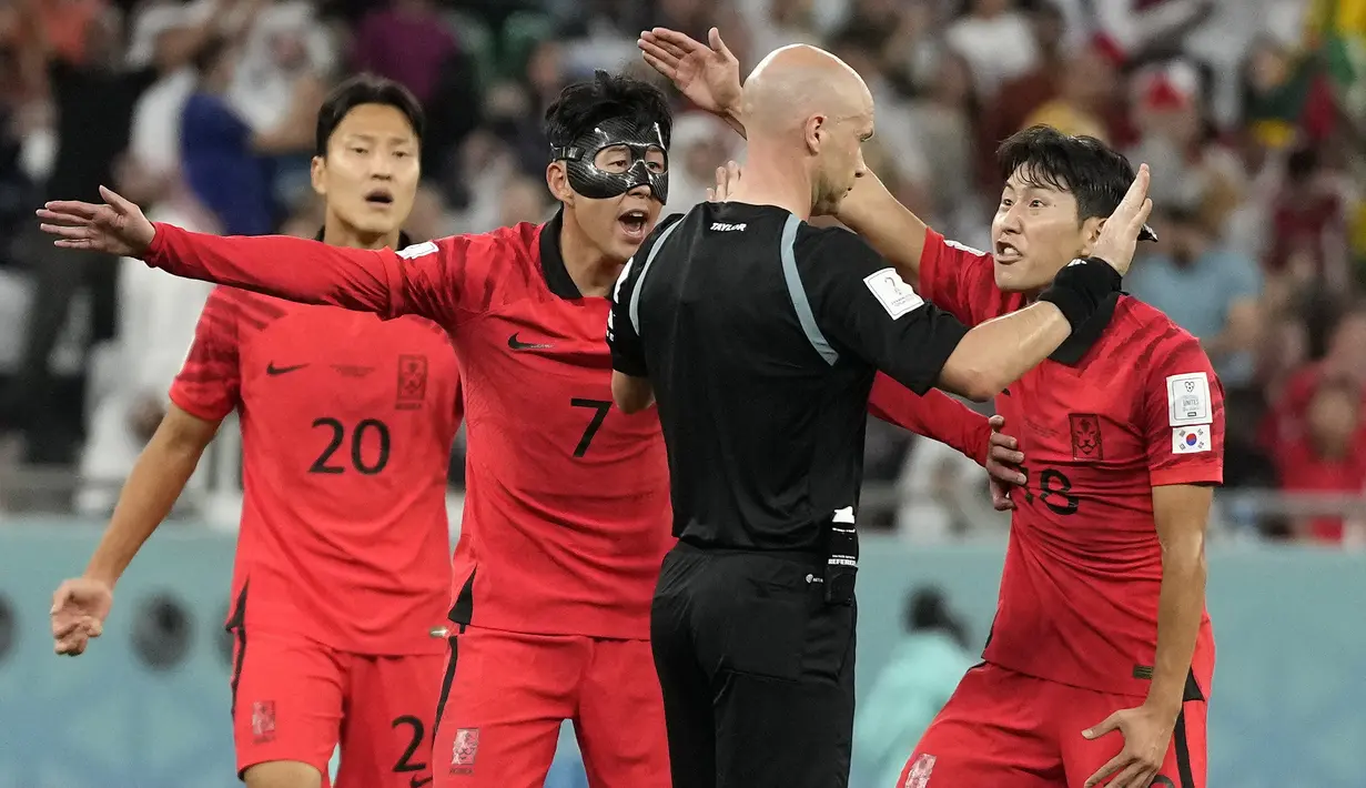 Kekecewan lainnya adalah ketika diakhir menit injury time Korea Selatan bisa menciptakan peluang lewat sepak pojok. Namun Anthony Taylor selaku pengadil lapangan lebih meniupkan peluit panjang tanda pertandingan berkahir. Paik Seung-ho (kanan) dan Son Heung-min pun melakukan protes keras atas tindakan wasit. (AP Photo/Lee Jin-man)