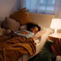 Jika anak awalnya tampak tidak tertarik, selipkan selimut di lengan atau bahu Sahabat Fimela sebelum memberikannya kepada anak. [Dok/Pexels.com/cottonbro studio].