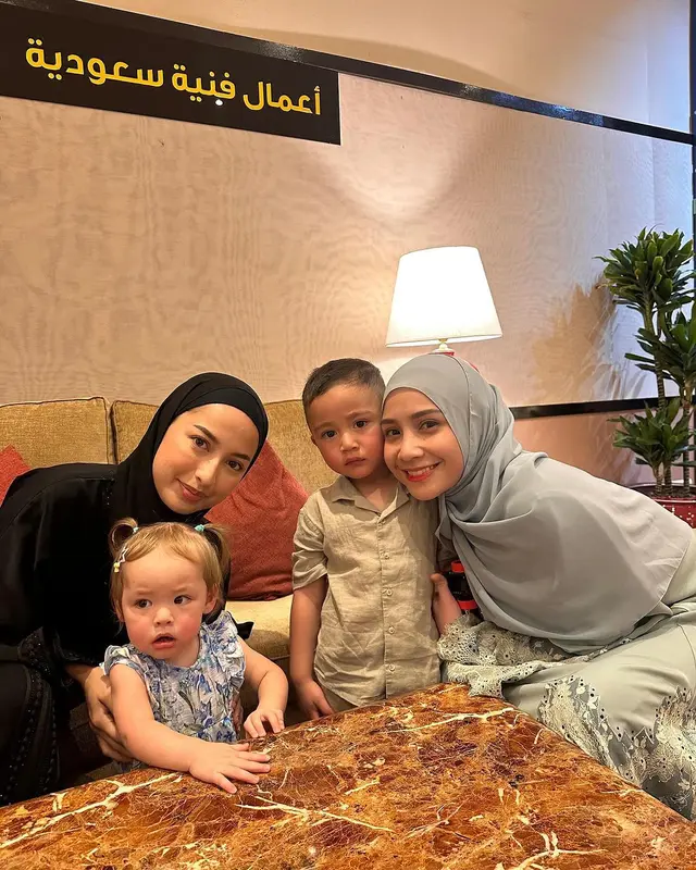 6 Potret Nagita Slavina saat umroh, tampil anggun menawan