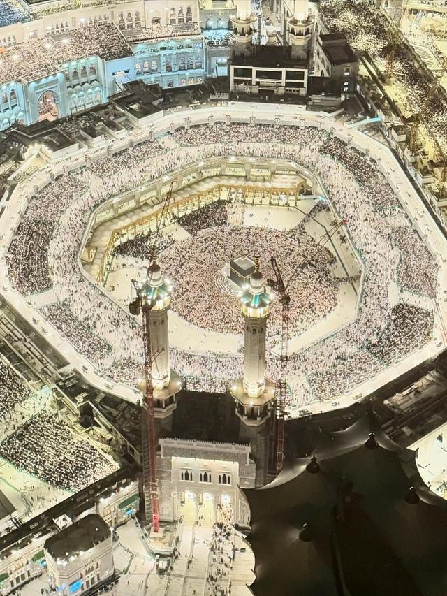 6 Potret Pangeran Mateen dan Anisha Rosnah Jalani Umrah Perdana