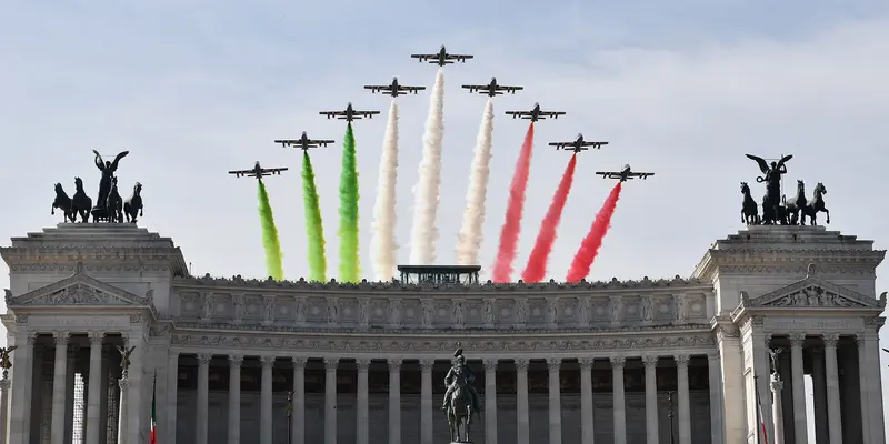 Atraksi Unit Eerobatik Italia saat Peringati Hari Republik