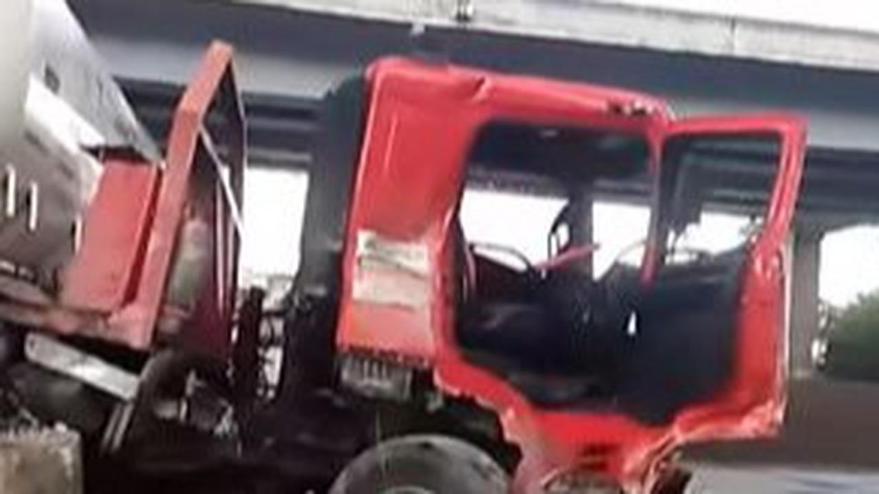 Kronologi Kecelakaan Truk Tangki Bermuatan LPG di di Tol Japek
