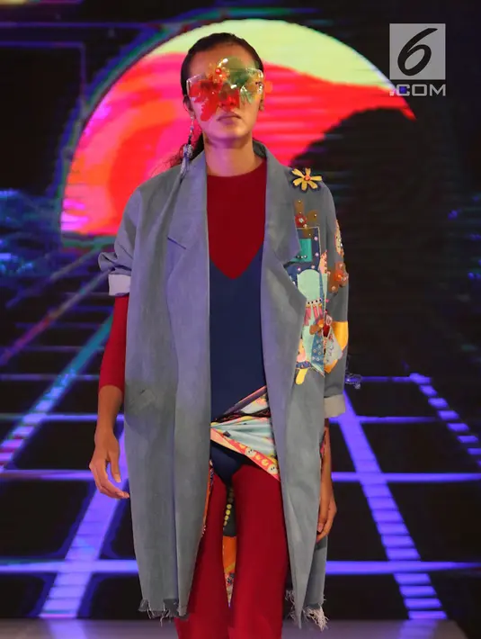 Model mengenakan kacamata warna-warni dalam acara Senayan City Fashion Nation 12th Edition di Jakarta, Rabu (11/4). (Liputan6.com/Immanuel Antonius)