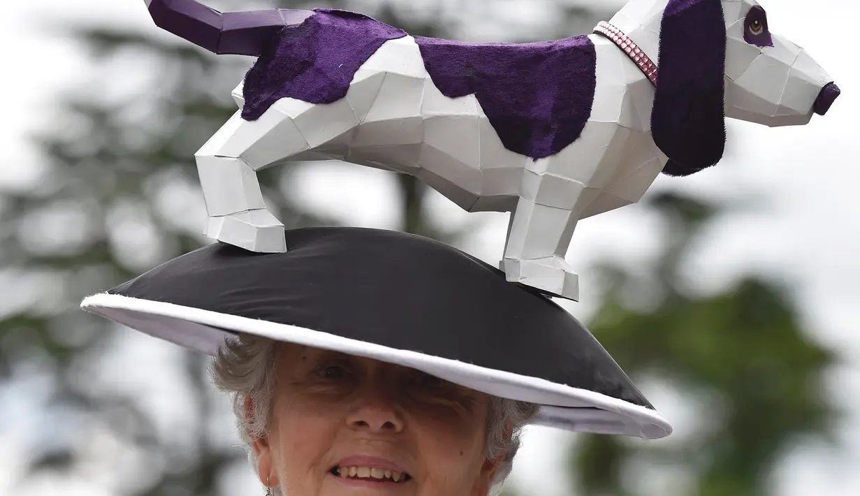 Seorang nenek penggemar balap kuda menggunakan topi yang unik di Ascot Racecourse, Inggris, (16/6). Racegoers adalah sekelompok wanita Inggris yang menyukai balapan kuda. (Reuters / Toby Melville)