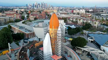 Foto udara menunjukkan pembangunan konstruksi di sekitar pesawat ulang-alik NASA yang ditutupi dengan pembungkus putih pelindung, dan pendorong roket kembar di California Science Center pada tanggal 14 Februari 2024 di Los Angeles, California. (Mario Tama/Getty Images North America/Getty Images via AFP)