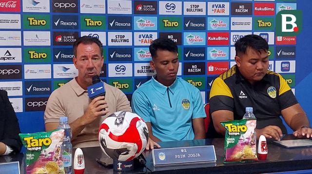 Pelatih PSIM Yogyakarta, Jean-Paul van Gastel, menyebut timnya seharusnya bisa meraih kemenangan saat bersua PSBS Biak pada laga tunda BRI Super League 2025/2026 di Stadion Sultan Agung, Bantul, Senin (29/12/2025) sore WIB. Dalam duel itu, PSIM harus puas bermain imbang 2-2. (Bola.com/Ana Dewi)