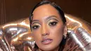 Ia juga menyempurnakan tampilan grande-nya dengan aplikasi cut crease eye makeup pada kelopak matanya oleh Makeup Artist,  @beautybyyusti. [@asmaraabigail].