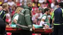 Gelandang Tottenham Hotspur Etienne Capoue terpaksa ditandu keluar lapangan karena mengalami cedera pada pertandingan sepak bola Liga Utama Inggris antara Arsenal dan Tottenham Hotspur di Stadion Emirates di London (01/09/2013). (AFP/Glyn Kirk)