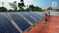 Siswa kompetensi keahlian Teknik Energi Surya Hidro dan Angin (TESHA) melakukan praktek perawatan solar panel di SMK Negeri 1 Kemang Bogor, Jawa Barat, Kamis (19/5/2022). Solar panel teserbut selain sebagai media pembelajaran siswa juga menghasilkan energi listrik yang digunakan untuk kebutuhan pasokan listrik di lab sekolah tersebut. (merdeka.com/Arie Basuki)