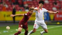 Bek andalan Thailand, Theerathon Bunmathan, dipastikan absen pada leg 1 semifinal Piala AFF 2020 melawan Timnas Indonesia karena menerima sanksi akumulasi kartu. (AFP/Roslan Ramlan)