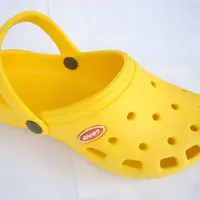 Buang jauh-jauh ide untuk menggunakan sandal plastik jika 'hangout' di mall.