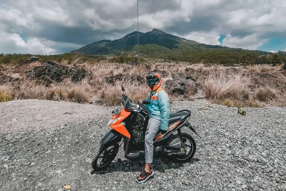 Perempuan Berusia 26 Tahun Ini Taklukan Jalur Jawa-Bali Solo Touring Naik Motor