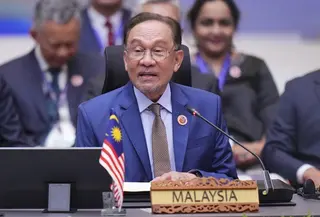 Perdana Menteri Malaysia Anwar Ibrahim dalam KTT ASEAN di Kuala Lumpur pada 26 Mei 2025. (Dok. AP/Vincent Thian)