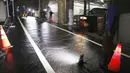 Sebuah jalan terendam air setelah gempa bumi di daerah perumahan di Tokyo, Jumat (8/10/2021) pagi. Gempa kuat mengguncang daerah Tokyo pada Kamis malam, menghentikan perjalanan kereta api dan kereta bawah tanah. (Kyodo News via AP)