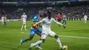 Gelandang Real Madrid, Eduardo Camavinga mengontrol bola dari kawalan pemain pemain Valencia, Dimitri Foulquier selama pertandingan La Liga Spanyol di stadion Santiago Bernabeu di Madrid, Jumat (3/2/2023). Real Madrid menang atas Valencia 2-0 . (AP/Bernat Armangue)