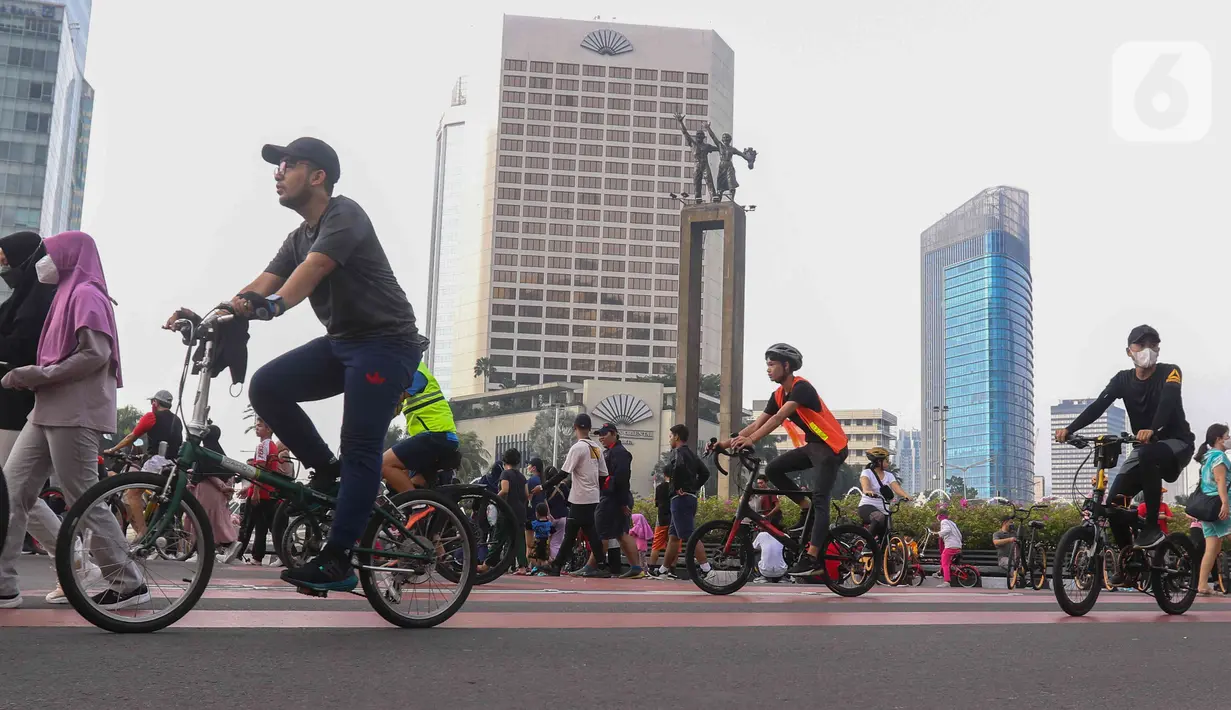 Warga bersepeda di kawasan bundaran HI, Jakarta, Minggu (12/6/2022). Car Free Day di kawasan Sudirman-Thamrin dimanfaatkan warga untuk berolah raga dan ber foto-foto. (Liputan6.com/Herman Zakharia)