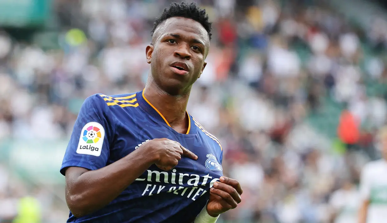 Vinicius Jr - Real Madrid sukses mengantongi tiga poin usai menang tipis 2-1 di kandang Elche dalam lanjutan pekan ke-12 Liga Spanyol. Vinicius Jr menjadi pemain kunci dalam kemenangan Los Blancos dengan mencetak dua gol. (AFP/Jose Jordan)