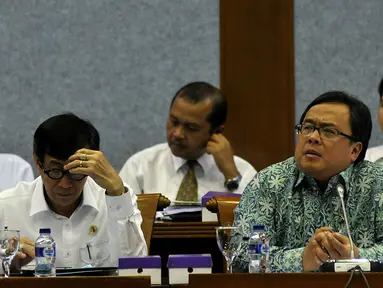 Menkumham Yasonna Laoly (kiri) dan  Menkeu Bambang Brojonegoro saat rapat dengan Badan Legislasi DPR di Gedung DPD RI, Jakarta, Senin (28/9/2015).Rapat tersebut membahas RUU JPSK (Jaring Pengaman Sistem Keuangan). (Liputan6.com/Johan Tallo)