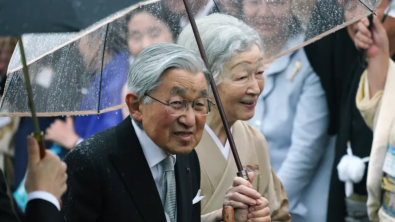 Berusia 84 Tahun, Kaisar dan Permaisuri Jepang Tampil Romantis Saat Pesta Kebun