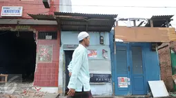 Seorang warga bersiap menuju sebuah masjid untuk melaksanakan Shalat Jumat di kawasan Kalijodo, Jakarta, Jumat (26/2). Shalat Jumat ini merupakan yang terakhir sebelum penertiban kawasan Kalijodo oleh Pemkot DKI.(Liputan6.com/Gempur M Surya)