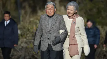 Kaisar Jepang Akihito dan Permaisuri Michiko berjalan-jalan di pantai dekat Hayama Imperial Villa, Prefektur Kanagawa, Senin (21/1). Akihito akan turun takhta pada akhir April 2019 mendatang, mengakhiri pemerintahan selama tiga dekade. (Kazuhiro NOGI/AFP)