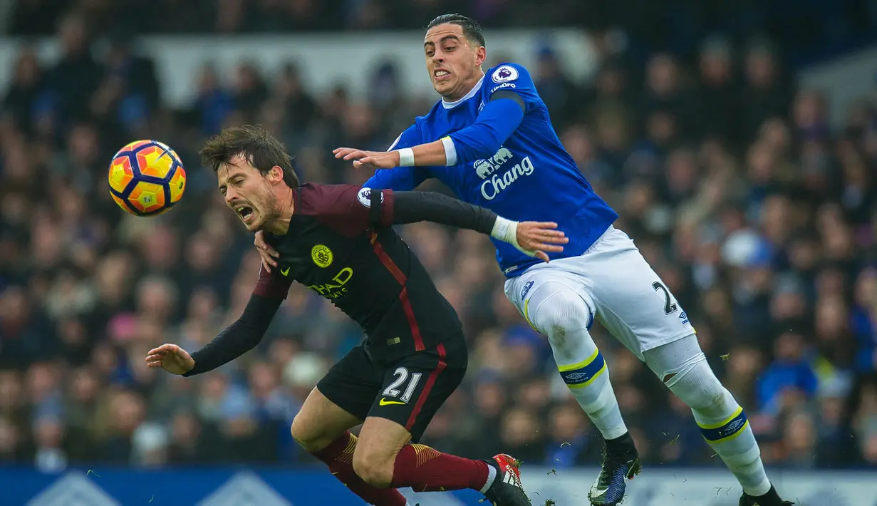Gelandang Manchester City, David Silva, berebut bola dengan bek Everton, Ramiro Funes Mori. Pada laga ini Everton menggunakan formasi 3-5-2, sementara City memakai skema 4-2-3-1. (EPA/Peter Powell)