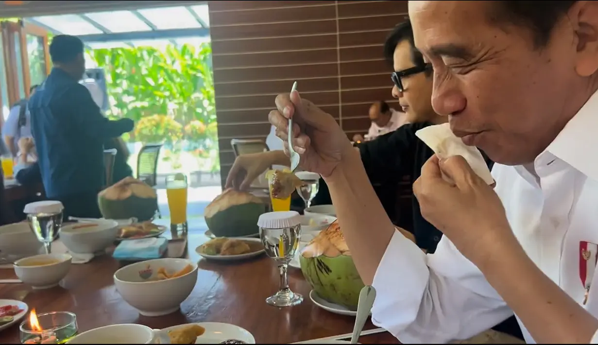 Presiden tampak tersenyum dan mengelap mulutnya dengan tisu mendengar candaan Raffi yang disambut celetukan Nirina. [Instagram/raffinagita1717]