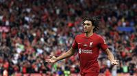 Pemain Liverpool Trent Alexander-Arnold melakukan selebrasi usai mencetak gol ke gawang Manchester City pada pertandingan sepak bola FA Community Shield di King Power Stadium, Leicester, Inggris, 30 Juli 2022. Liverpool sukses meraih trofi Communiy Shield usai mengalahkan Manchester City dengan skor 3-1. (AP Photo/Leila Coker)