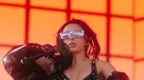 Charli XCX dibalut outfit dari Marni, menjadi salah satu penampilan terbaik di Coachella 2023. Foto: Vogue.