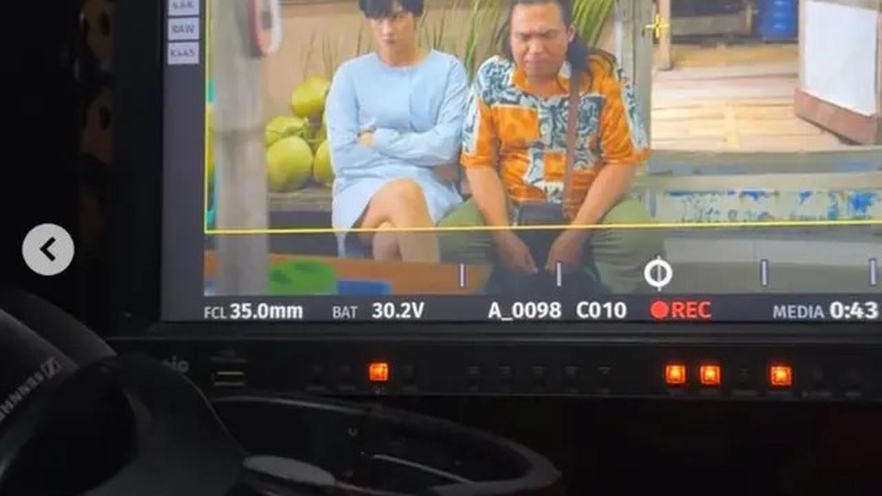 6 Potret Anya Geraldine di Balik Layar Film Mendadak Dangdut, Lelah Tahan Tawa