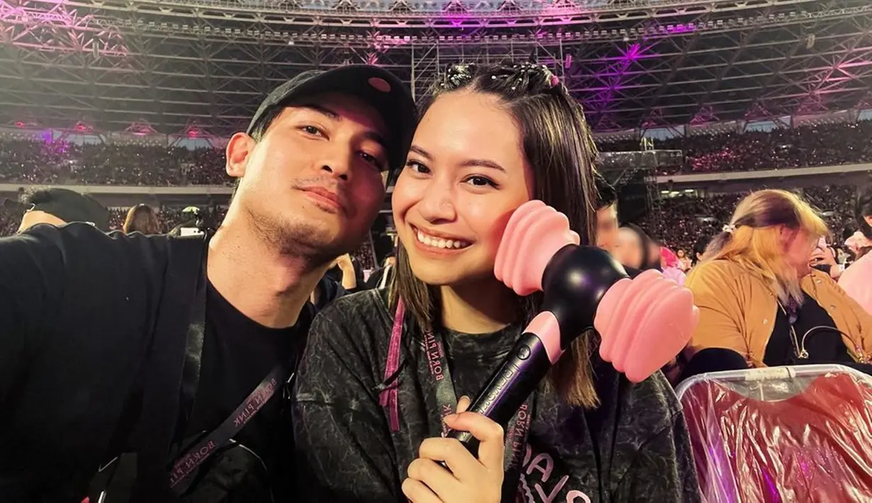 Sama seperti Shenina dan Angga Yunanda, Hanggini dan Luthfi Aulia juga nonton di hari kedua. Meski tak terlalu hafal dengan lagu-lagu yang dinyanyikan oleh Blackpink, Luthfi Aulia ungkap senang bisa menemani sang pacar nonton girl grup kesayangannya itu. Kompak pakai baju warna hitam, pasangan yang CLBK ini makin selaras. Abadikan momen Hanggini nyanyi Boombayah secara diam-diam di Instagram, netizen semakin gemas melihat kebersamaan pasangan ini. (Liputan6.com/IG/@hanggini)