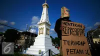 Seorang pemuda dari kelompok organisasi perlawanan rakyat Wahan Tri Tunggal (WTT) melakukan aksi di kawasan Tugu ,Yogyakarta, (1/11). Aksi di lakukan sebagai bentuk penolakan atas pembangunan bandara di Temon Kulonprogo. (Foto/Boy T Harjanto)
