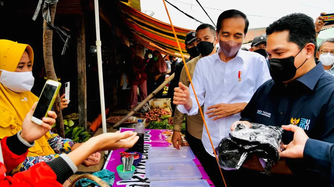 Ditemani Erick Thohir, Jokowi Bagi-Bagi Bantuan ke Pedagang